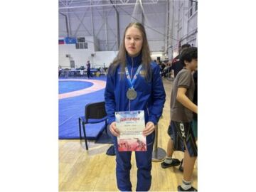 Алина Васильева с медалью и дипломом по вольной борьбе