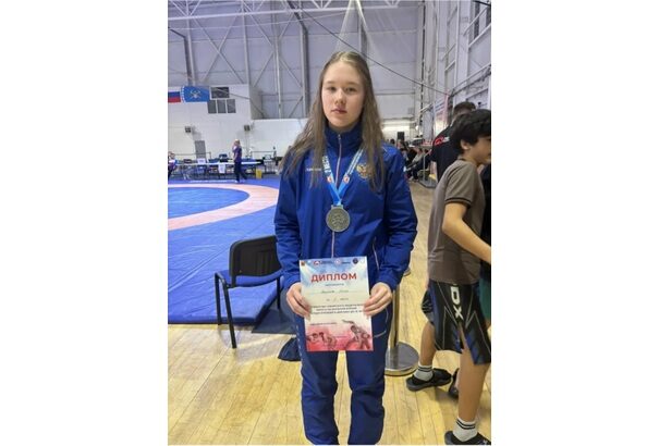 Алина Васильева с медалью и дипломом по вольной борьбе