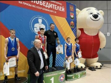 Награждение Никиты Валишевского на соревнованиях по вольной борьбе